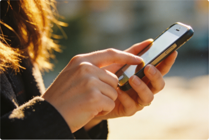 スマートフォンで申込み内容を確認している様子