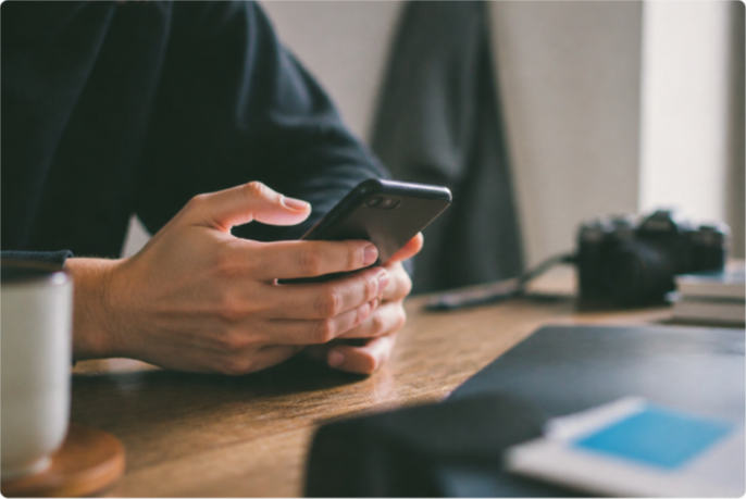 スマートフォンでお見積もり内容を確認している様子